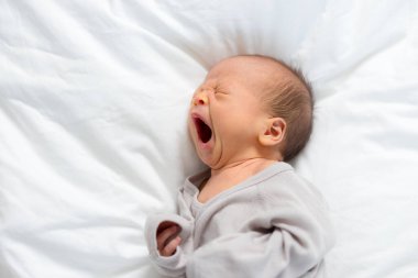 Yeni doğan bebek uyu ve esne