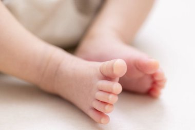 Yeni doğmuş bebek ayakları, yaklaşın 