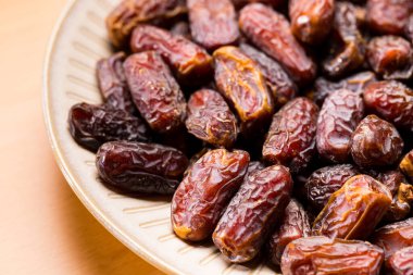 Meyveleri salkım salkım dizili olarak.