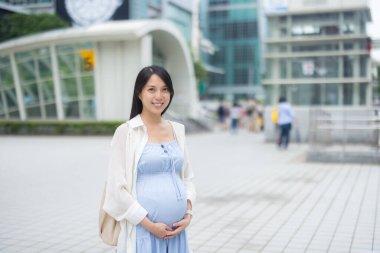 Taipei şehrinde hamile bir kadın.