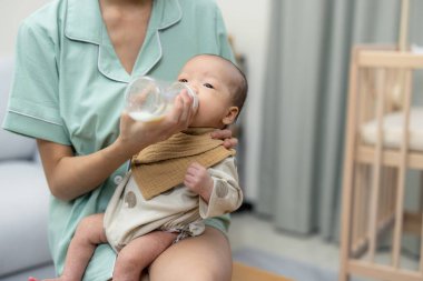 Anne yeni doğan bebeğini emziriyor.