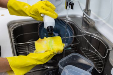 Bulaşıkları yıkamak için deterjanı süngerin içine koy.