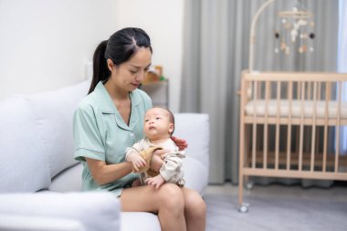 Anne, bebeğin beslendikten sonra gaz çıkarmasına yardım et. 