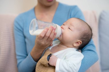 Anne besleme bebek şişe ile