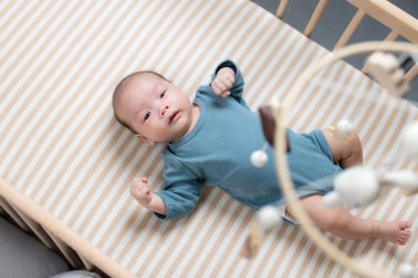 Yeni doğmuş bebek bebek beşiğinde yatıyor