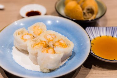 Hong Kong Tarzı Karides Pirinç Yuvarlaması