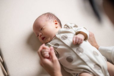 Anne, oğlunu kucağına al.