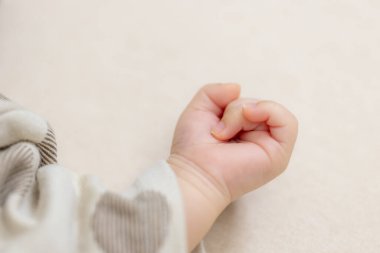 Yeni doğmuş bebek, minik el, yakın plan.