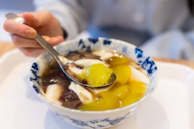 Kırmızı fasulye reçelli geleneksel tofu pudingi.