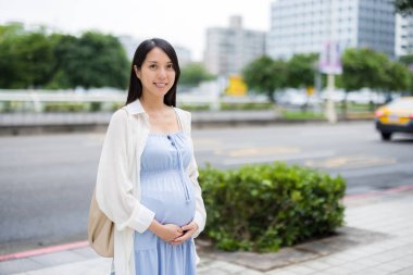 Taipei şehrinde hamile bir kadın.