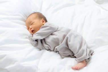 Sevimli bebek yatakta uyuyor.