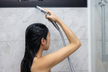 Kadınlar banyo yapar ve saçlarını yıkarlar. 