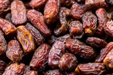 Meyveleri salkım salkım dizili olarak.