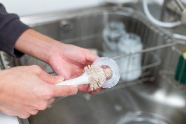 Emziği fırçayla yıka