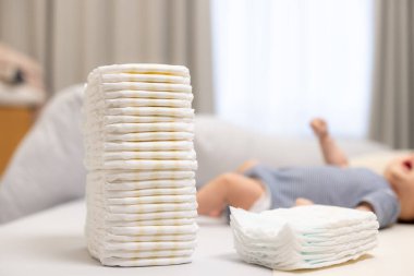 Yığınla Bebek Bezi ile Sevimli Newborn