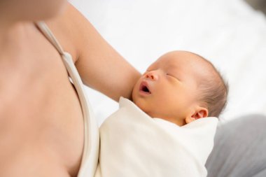 Anne, oğlana sarıl. 