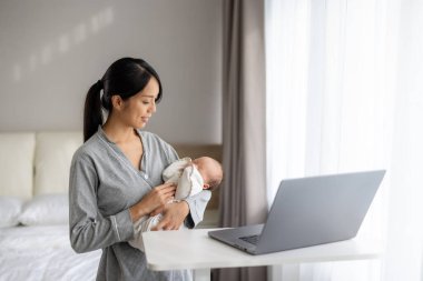 Oğluyla Asya 'ya bağlan ve dizüstü bilgisayarda çalış.