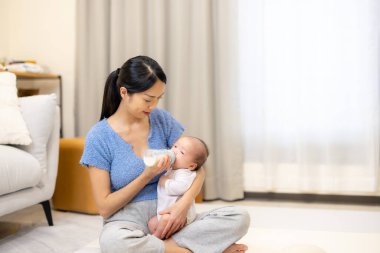 Anne besleme bebek şişe ile