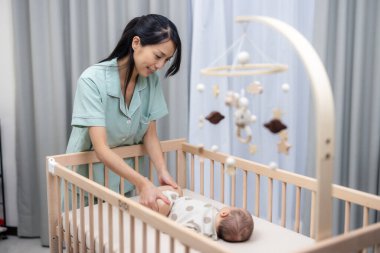 Annem evde gaz çıkarmak için bebek bacakları egzersizi yapıyor.