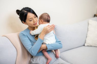 Asyalı anne yeni doğan çocuğuna iyi bak.