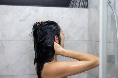 Kadınlar banyo yapar ve saçlarını yıkarlar. 