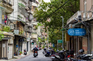 Tayvan 07 Kasım 2024: Tayvan 'da Ağaçlı Şehir Sokak Sahnesi ve Trafik Işıkları