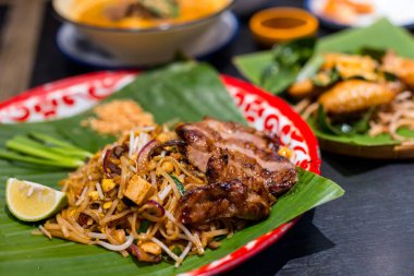 Tayland yemeği, baharatlı Tayland eriştesi, kızarmış domuz ve tavuk.