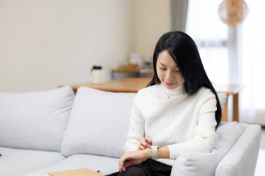 İç mekanda giyilebilir akıllı kaset kullanan bir kadın.