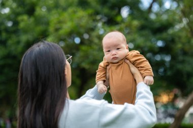 Anne parkta oğluna katlanıyor.
