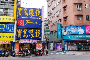 Tayvan 07 Kasım 2024: Ağaçlar ve Motorlu Taşıtlarla Görülebilir Şehir Kavşağı