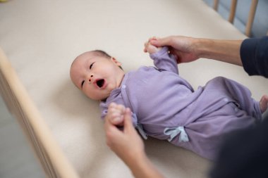 Anne, Bebek Şirketinde Yeni Doğan Bebekle Egzersiz Yapıyor
