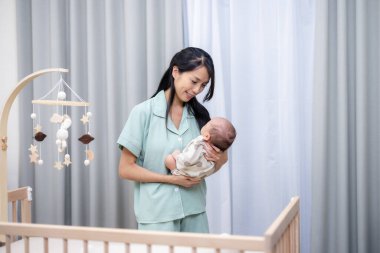 Anne, evdeki oğlunla ilgilen.