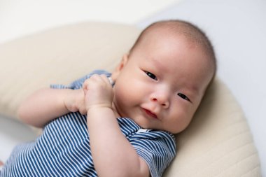 Sakin Yeni Doğan Bebek Yumuşak Matta 'da Dinleniyor