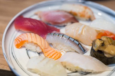 Tabakta servis edilen taze suşi çeşitleri