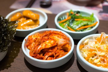 Geleneksel Kore mezesi küçük beyaz tabakta.