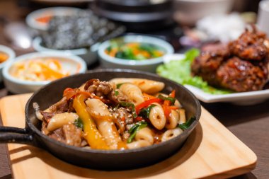 Kore usulü kızarmış pirinç keki.