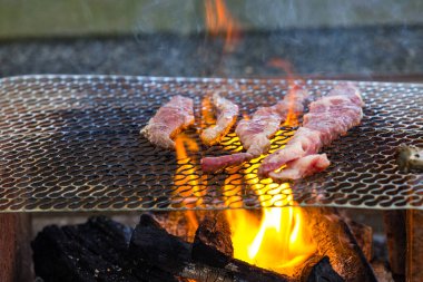 Taze etli geleneksel kömür mangalı.