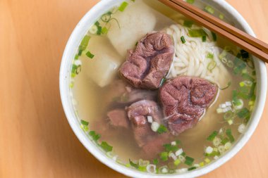 Kavanozda Tayvan usulü erişte çorbası.