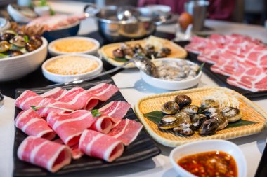 Güveç yemeği için çeşitli taze malzemeler.