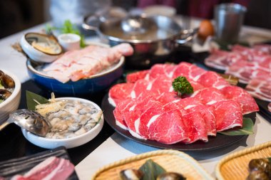 Taze deniz ürünleri ve et tabağı çeşitleri