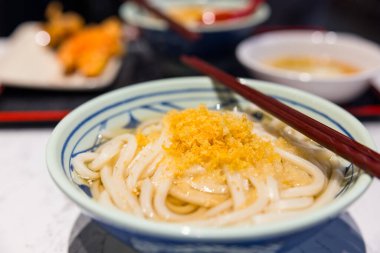 Lezzetli Japon udon erişte çorbası.