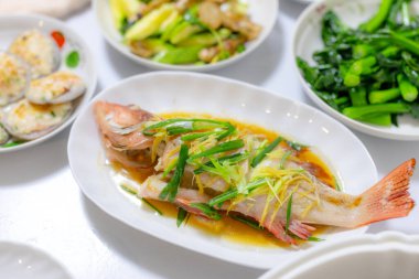 Lezzetli Buğulanmış Balık ve Kızarmış Yeşiller Akşam Yemeği