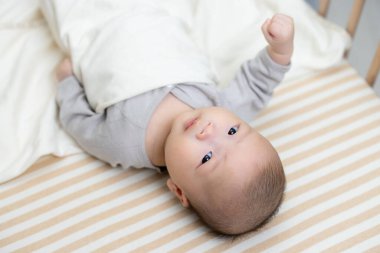 Bebek bebek karyolasında uzanıyor