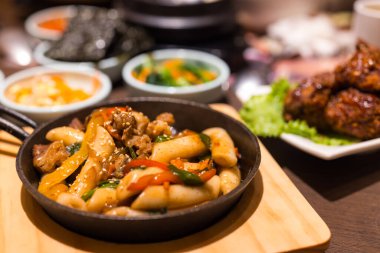 Kore baharatlı kızarmış pirinç keki.