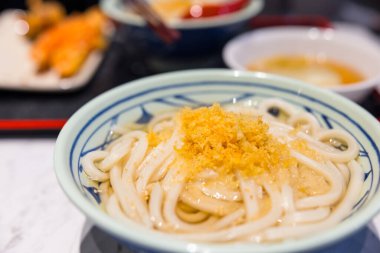 Sıcak Japon udon şehriye çorbası.