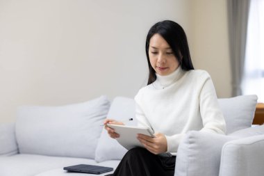 Evde dijital tablet bilgisayarda çalışan kadın