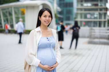 Hamile kadın Taipei 'de eğleniyor.