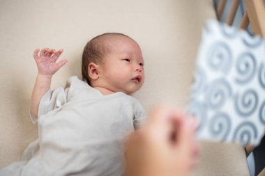 Bebeğim, siyah beyaz kontrast kartına bak.