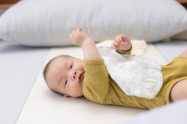 Sevimli bebek oyun hasırında yatıyor