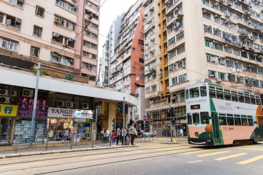 Hong Kong 24 Nisan 2024: Hong Kong Tramvayı Şehir Sokaklarında